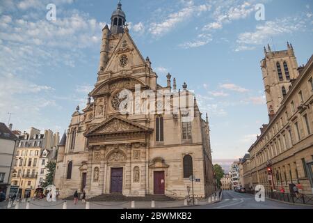 Paris, Frankreich - Juli 13 2019: Kirche Saint-Etienne-du-Mont in Paris in der Nähe des Pantheon. Es enthält Schrein von St. Genevieve - schutzpatron von Paris. Stockfoto