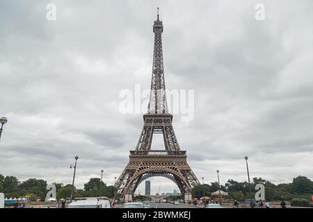 Paris, Frankreich - Juli 13 2019: Der Eiffelturm in der Bewölkung. Ansicht von unten Stockfoto