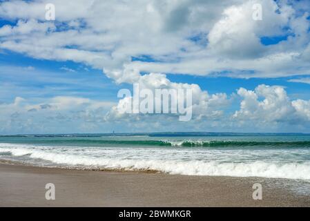 Petitenget Beach in Seminyak bei schönem Wetter, beliebter Sunset Beach in Bali, Indonesien Stockfoto