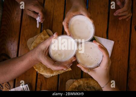 Freunde trinken Bier, irish Pub, Bierflaschen, Bierflaschen, Foto-Bild, glückliche Freunde, Toasting Stockfoto