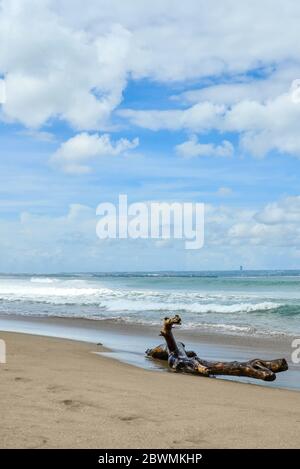 Petitenget Beach in Seminyak bei schönem Wetter, beliebter Sunset Beach in Bali, Indonesien Stockfoto