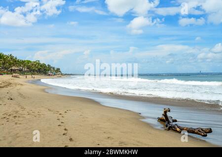 Petitenget Beach in Seminyak bei schönem Wetter, beliebter Sunset Beach in Bali, Indonesien Stockfoto