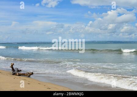Petitenget Beach in Seminyak bei schönem Wetter, beliebter Sunset Beach in Bali, Indonesien Stockfoto