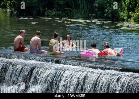 Die Menschen strömen weiter nach Warleigh Weir am Fluss Avon in der Nähe von Bath in Somerset, obwohl der Schönheitsort derzeit für die Öffentlichkeit gesperrt ist. Stockfoto