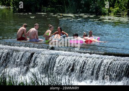 Die Menschen strömen weiter nach Warleigh Weir am Fluss Avon in der Nähe von Bath in Somerset, obwohl der Schönheitsort derzeit für die Öffentlichkeit gesperrt ist. Stockfoto
