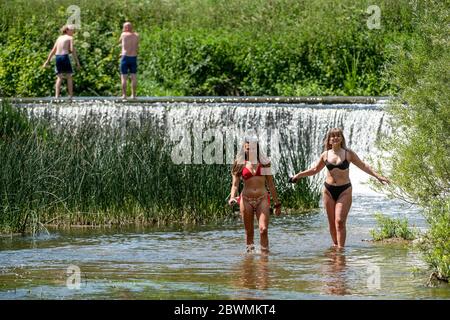 Die Menschen strömen weiter nach Warleigh Weir am Fluss Avon in der Nähe von Bath in Somerset, obwohl der Schönheitsort derzeit für die Öffentlichkeit gesperrt ist. Stockfoto