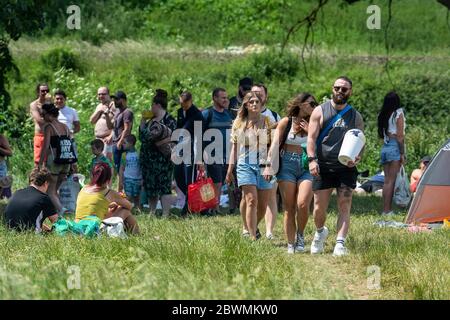Die Menschen strömen weiter nach Warleigh Weir am Fluss Avon in der Nähe von Bath in Somerset, obwohl der Schönheitsort derzeit für die Öffentlichkeit gesperrt ist. Stockfoto
