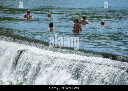 Die Menschen strömen weiter nach Warleigh Weir am Fluss Avon in der Nähe von Bath in Somerset, obwohl der Schönheitsort derzeit für die Öffentlichkeit gesperrt ist. Stockfoto