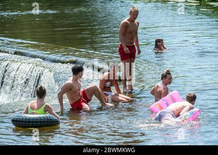 Die Menschen strömen weiter nach Warleigh Weir am Fluss Avon in der Nähe von Bath in Somerset, obwohl der Schönheitsort derzeit für die Öffentlichkeit gesperrt ist. Stockfoto