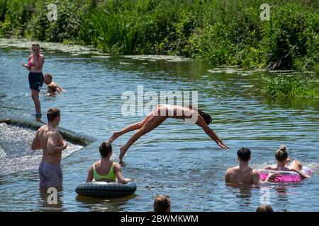 Die Menschen strömen weiter nach Warleigh Weir am Fluss Avon in der Nähe von Bath in Somerset, obwohl der Schönheitsort derzeit für die Öffentlichkeit gesperrt ist. Stockfoto