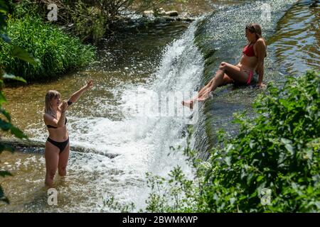 Die Menschen strömen weiter nach Warleigh Weir am Fluss Avon in der Nähe von Bath in Somerset, obwohl der Schönheitsort derzeit für die Öffentlichkeit gesperrt ist. Stockfoto