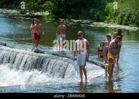 Die Menschen strömen weiter nach Warleigh Weir am Fluss Avon in der Nähe von Bath in Somerset, obwohl der Schönheitsort derzeit für die Öffentlichkeit gesperrt ist. Stockfoto