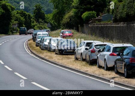 Die Menschen strömen weiter nach Warleigh Weir am Fluss Avon in der Nähe von Bath in Somerset, obwohl der Schönheitsort derzeit für die Öffentlichkeit gesperrt ist. Stockfoto