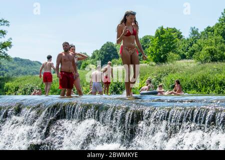 Die Menschen strömen weiter nach Warleigh Weir am Fluss Avon in der Nähe von Bath in Somerset, obwohl der Schönheitsort derzeit für die Öffentlichkeit gesperrt ist. Stockfoto