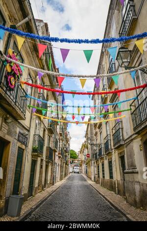LISSABON, PORTUGAL - 4. JULI 2019: Enge Kopfsteinpflasterstraßen im Stadtteil Chiado in Lissabon, Portugal Stockfoto