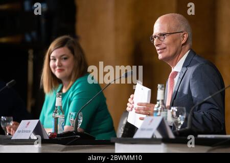 Hamburg, Deutschland. Juni 2020. Peter Tschentscher (SPD, r), erster Bürgermeister von Hamburg, und Katharina Fegebank (Bündnis 90/die Grünen), zweite Bürgermeisterin und Senatorin für Wissenschaft, Forschung und Gleichstellung, bei der Präsentation des Koalitionsvertrages im Großen Ballsaal des Rathauses. Kredit: Christian Charisius/dpa/Alamy Live News Stockfoto