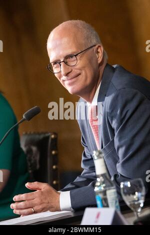 Hamburg, Deutschland. Juni 2020. Peter Tschentscher (SPD), erster Bürgermeister von Hamburg, lächelt über die Präsentation des Koalitionsvertrages im großen Ballsaal des Rathauses. Kredit: Christian Charisius/dpa/Alamy Live News Stockfoto