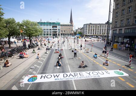 Hamburg, Deutschland. Juni 2020. Aktivisten der Bewegung "Fridays for Future" demonstrieren bei einer Kampagne für klimafreundliche Corona-Konjunkturpakete am Jungfernstieg. Unter dem Motto #KlimazielStattLobbydeal reihten sich die Teilnehmer vom Jungfernstieg in die Europa-Passage ein. Kredit: Christian Charisius/dpa/Alamy Live News Stockfoto