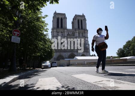 Paris, 2. Juni. April 2019. Eine Frau geht vor der Kathedrale Notre-Dame in Paris, Frankreich, 2. Juni 2020. Das Parvis Notre-Dame wurde nach mehr als einjähriger Schließung aufgrund des Großbrandes am 15. April 2019 ab Mai 31 wieder für die Öffentlichkeit zugänglich gemacht. Kredit: Gao Jing/Xinhua/Alamy Live News Stockfoto