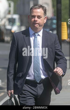 WESTMINSTER LONDON, GROSSBRITANNIEN. Juni 2020. Nigel Adams konservativer Abgeordneter für Selby und Ainsty kommt nach der Pause im Parlament an. Britische Parlamentsmitglieder kehren heute nach der Pause zurück, nachdem die Regierung die seit Ende April bestehenden virtuellen Verfahren, die ferngesteuerte Abstimmungen und virtuelle Debatten ermöglichten, abgeschafft hat. MPS sind besorgt über die gesundheitlichen Risiken während der Coronavirus-Krise und müssen sich möglicherweise bilden -lange Warteschlangen, um physische Distanzierungsregeln beim Abstimmen zu befolgen. Kredit: amer Ghazzal/Alamy Live News Stockfoto