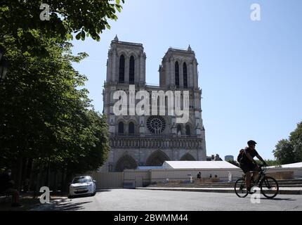 Paris, 2. Juni. April 2019. Ein Mann fährt vor der Kathedrale Notre-Dame in Paris, Frankreich, 2. Juni 2020, mit dem Fahrrad. Das Parvis Notre-Dame wurde nach mehr als einjähriger Schließung aufgrund des Großbrandes am 15. April 2019 ab Mai 31 wieder für die Öffentlichkeit zugänglich gemacht. Kredit: Gao Jing/Xinhua/Alamy Live News Stockfoto