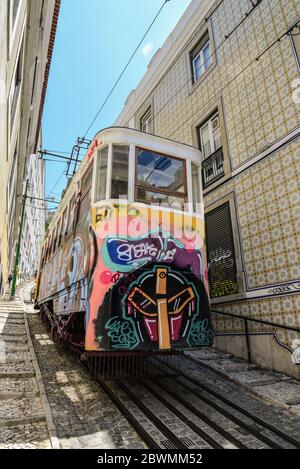 LISSABON, PORTUGAL - 4. JULI 2019: Die Straßenbahn der Lavra Standseilbahn (Ascensor do Lavra) im Stadtzentrum von Lissabon, Portugal Stockfoto