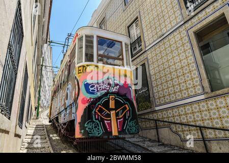 LISSABON, PORTUGAL - 4. JULI 2019: Die Straßenbahn der Lavra Standseilbahn (Ascensor do Lavra) im Stadtzentrum von Lissabon, Portugal Stockfoto