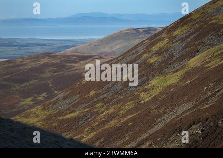Von den Northern Fells des Lake District National Park aus blicken Sie über den Solway Firth zu den Hügeln von Dumfries und Galloway im Südwesten Schottlands Stockfoto