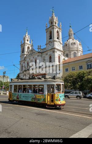 LISSABON, PORTUGAL - 4. JULI 2019: Blick auf die Basilika da Estrela und Retro-Straßenbahn von den Straßen von Lissabon, Portugal. Stockfoto