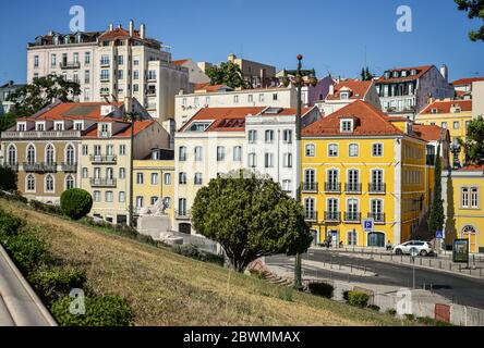 LISSABON, PORTUGAL - 4. JULI 2019: Blick auf die bunten Straßen von Lissabon, Portugal Stockfoto