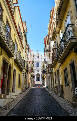 LISSABON, PORTUGAL - 4. JULI 2019: Enge Kopfsteinpflasterstraßen im Stadtteil Chiado in Lissabon, Portugal Stockfoto