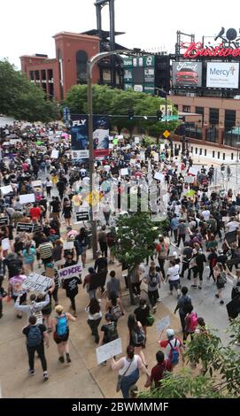 St. Louis, Usa. Juni 2020. Am Montag, dem 1. Juni 2020, marschieren Demonstranten am Busch Stadium vorbei durch die Straßen von St. Louis. Die Protestierenden sprechen ihre Gedanken über den Tod von George Floyd durch die Polizei in Minneapolis am 25. Mai 2020. Foto von Bill Greenblatt/UPI Quelle: UPI/Alamy Live News Stockfoto