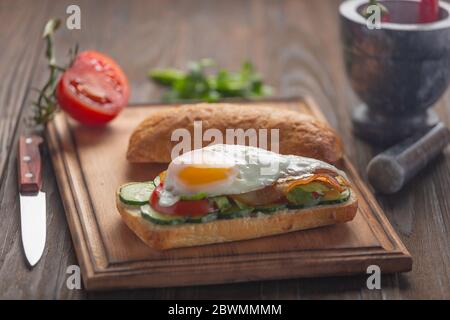 Frühstücksbrote, Eiersalat-Sandwich, Eier Avocado, Thunfischeier, Fischeier, Steinhintergrund, Eier frisch Stockfoto
