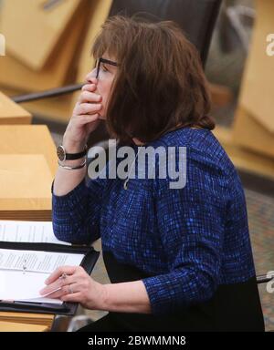 Gesundheitsministerin Jeane Freeman MSP in der Debattierkammer des schottischen Parlaments in Edinburgh. Bilddatum: Dienstag, 2. Juni 2020. Siehe PA Geschichte GESUNDHEIT Coronavirus Schottland. Foto-Kredit sollte lauten: Fraser Bremer/Scottish Daily Mail/PA Wire Stockfoto