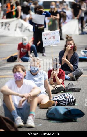 Hamburg, Deutschland. Juni 2020. Aktivisten der Bewegung "Fridays for Future" demonstrieren bei einer Kampagne für klimafreundliche Corona-Konjunkturpakete am Jungfernstieg. Zu Beginn der Berliner Konsultationen nahmen am Dienstag rund 200 AktivistInnen unter dem Motto #KlimazielStattLobbydeal an der Demonstration in Hamburg Teil. Kredit: Christian Charisius/dpa/Alamy Live News Stockfoto