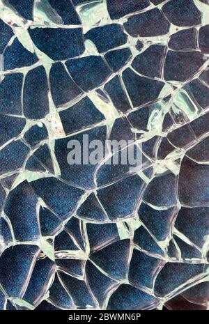 Zerbrochenes Glas auf blauem Hintergrund Stockfoto