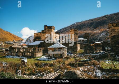 Svan Türme und Steinhäuser in Chazhashi Dorf in Ushguli Gemeinde im Herbst. Kaukasus, Oberen Swaneti, Georgien. UNESCO-Weltkulturerbe. Georgisch Stockfoto