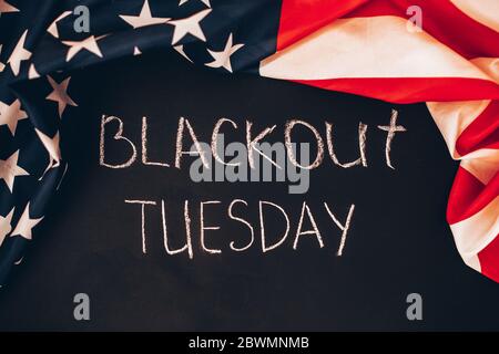 Blackout dienstag Inschrift auf schwarzem Hintergrund mit amerikanischer Flagge um. Schwarze Leben Materie, Blackout tuesday2020 Konzept Stockfoto