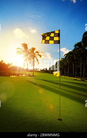 Golfplatz in der tropischen Landschaft Stockfoto