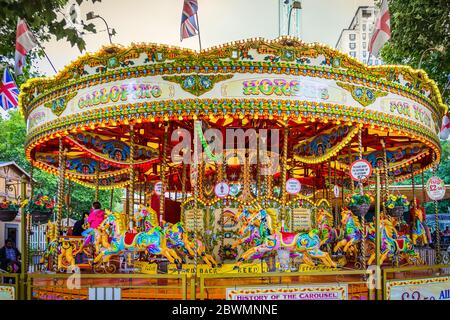 London, Großbritannien, 2019. August, Kids on the Golden Carousel located on the Southbank Stockfoto