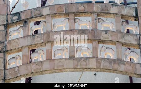 Nagpur, Maharashtra, Mumbai - März 2019: Hirsch und Elefant Motive geschnitzt auf den Säulen des buddhistischen Pilgerstätte von Deekshabhoomi wo B. R. A Stockfoto
