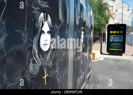 Ozzy Osbourne neaxt zu HM Regierung und NHS Werbetafeln Rat, um wachsam zu bleiben, um die Symptome während der Coronavirus Sperrung weiter, das Stadtzentrum ist immer noch sehr ruhig, während mehr Verkehr und Menschen zurückkehren, Und da die Beschränkungen in den kommenden Tagen noch weiter gelockert werden, könnte die ruhige Stadt zu Ende gehen, da die Geschäfte bald am 27. Mai 2020 in Birmingham, England, Großbritannien, wieder eröffnet werden. Coronavirus oder Covid-19 ist eine Atemwegserkrankung, die bisher beim Menschen nicht beobachtet wurde. Während viel oder Europa in die Lockdown-Position gebracht wurde, hat die britische Regierung p Stockfoto