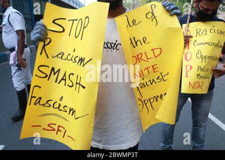 Kalkutta, Indien. Juni 2020. Students' Federation of India (SFI) und Democratic Youth Federation of India (DYFI): Gemeinsame Protestkundgebung zum Ausdruck bringen der Solidarität mit den Menschen in Amerika, nachdem die Behörden die Beschränkungen, die als vorbeugende Maßnahme gegen die Verbreitung der COVID-19 in Kalkutta auferlegt wurden, gelockert haben (Foto: Dipa Chakraborty/Pacific Press) Quelle: Pacific Press Agency/Alamy Live News Stockfoto