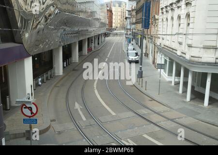 Leere Straßen- und Straßenbahnlinien vor dem Grand Central Bahnhof, da die Sperrmaßnahmen des Coronavirus andauern, wenn auch in entspannter Form, ist das Stadtzentrum immer noch sehr ruhig, während mehr Leute zurückkehren. Die ruhige Stadt könnte zu einem Ende kommen, da die Geschäfte bald am 2. Juni 2020 in Birmingham, England, Großbritannien, wieder eröffnet werden. Coronavirus oder Covid-19 ist eine Atemwegserkrankung, die bisher beim Menschen nicht beobachtet wurde. Während ein Großteil oder Europa in den Lockdown gebracht wurde, hat die britische Regierung strengere Regeln als Teil ihrer langfristigen Strategie eingeführt, insbesondere en Stockfoto