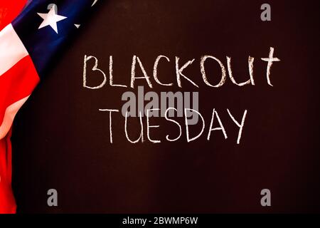 Blackout dienstag Inschrift auf schwarzem Hintergrund mit amerikanischer Flagge um. Schwarze Leben Materie, Blackout tuesday2020 Konzept Stockfoto