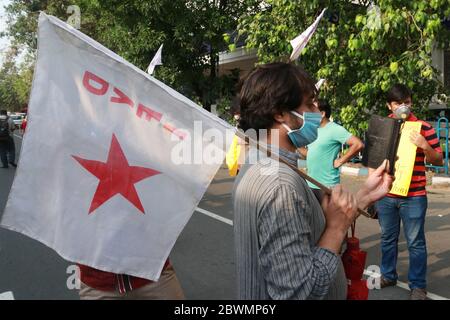 Kalkutta, Indien. Juni 2020. Students' Federation of India (SFI) und Democratic Youth Federation of India (DYFI): Gemeinsame Protestkundgebung zum Ausdruck bringen der Solidarität mit den Menschen in Amerika, nachdem die Behörden die Beschränkungen, die als vorbeugende Maßnahme gegen die Verbreitung der COVID-19 in Kalkutta auferlegt wurden, gelockert haben (Foto: Dipa Chakraborty/Pacific Press) Quelle: Pacific Press Agency/Alamy Live News Stockfoto