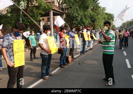 Kalkutta, Indien. Juni 2020. Students' Federation of India (SFI) und Democratic Youth Federation of India (DYFI): Gemeinsame Protestkundgebung zum Ausdruck bringen der Solidarität mit den Menschen in Amerika, nachdem die Behörden die Beschränkungen, die als vorbeugende Maßnahme gegen die Verbreitung der COVID-19 in Kalkutta auferlegt wurden, gelockert haben (Foto: Dipa Chakraborty/Pacific Press) Quelle: Pacific Press Agency/Alamy Live News Stockfoto