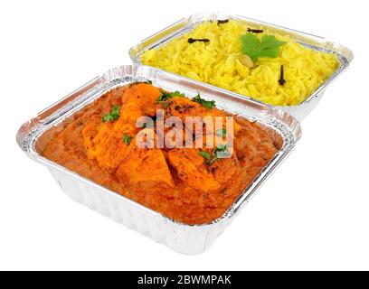 Cremiges Huhn Tikka Masala Curry und Pilau Reis in Folie nehmen Behälter auf einem weißen Hintergrund isoliert Stockfoto