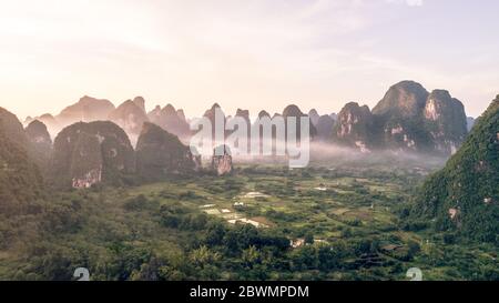 Luftaufnahme der Wolkenlandschaft über Ackerland, Fluss und Hügelwäldchen Stockfoto