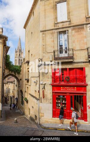 Saint Emilion, Frankreich - 11 August, 2019: die Menschen genießen den Blick auf das Zentrum der alten mittelalterlichen Stadt Saint Emilion, in Aquitanien, Frankreich Stockfoto